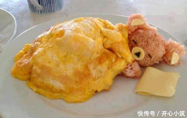 搞笑gif图片笑话段子:一个小男生想追我,在河边