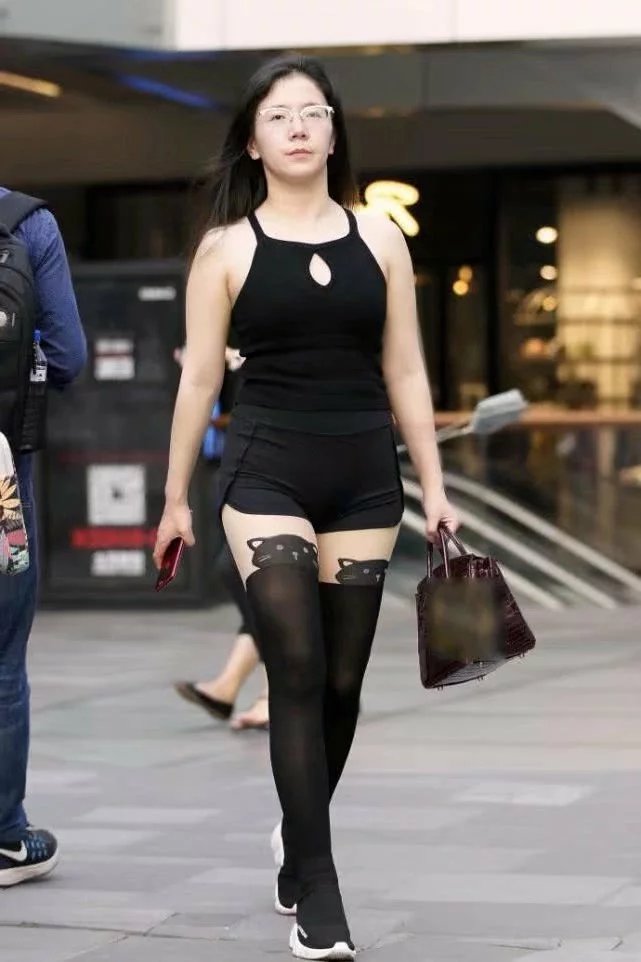 健身过的小姐姐身材就是不一般，性感短裤配黑色长筒袜大秀傲人的