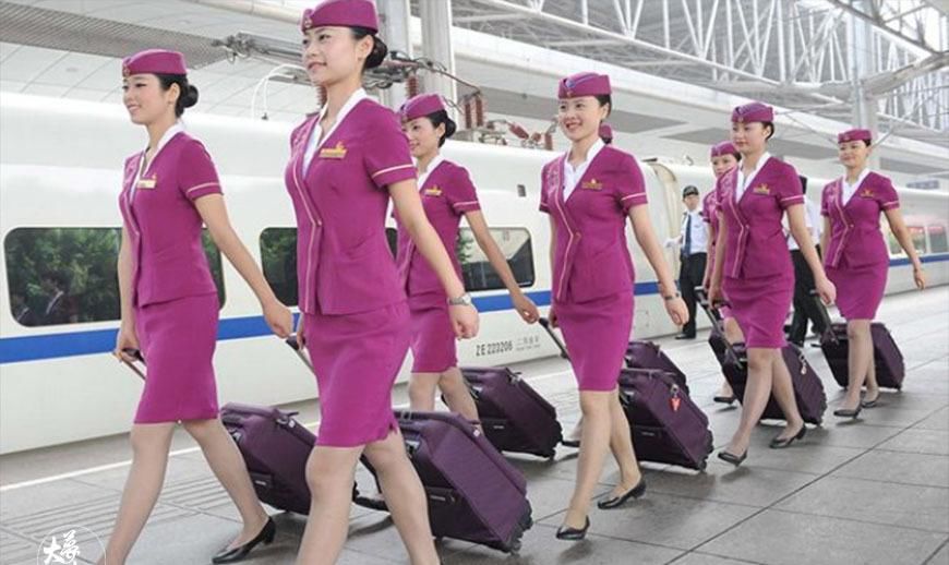  #美女#为什么火车只会播报晚点？不能提前吗？美女乘务员来告诉