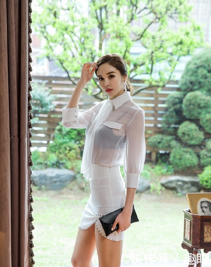 「美女」美女街拍俏皮可人的小姐姐,紧身裙打扮,穿出青春活力
