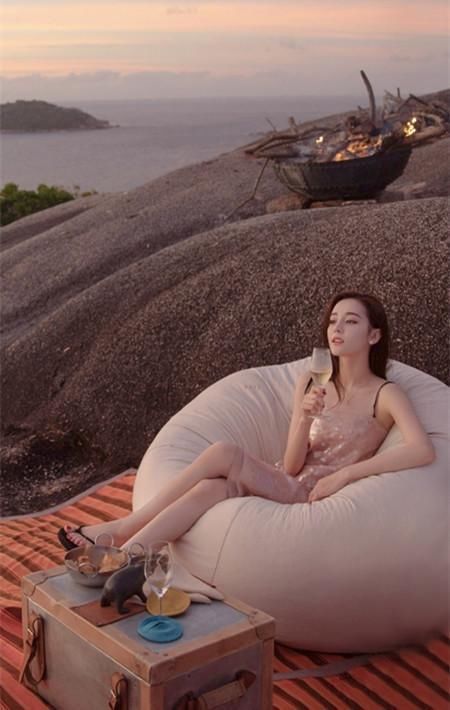 看到迪丽热巴穿这条吊带裙站海边,真的像极了美人鱼!