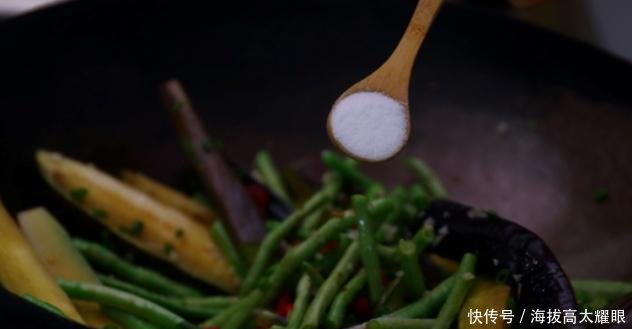  软烂：长豆角烧茄子的家常做法，软烂适口，有滋有味