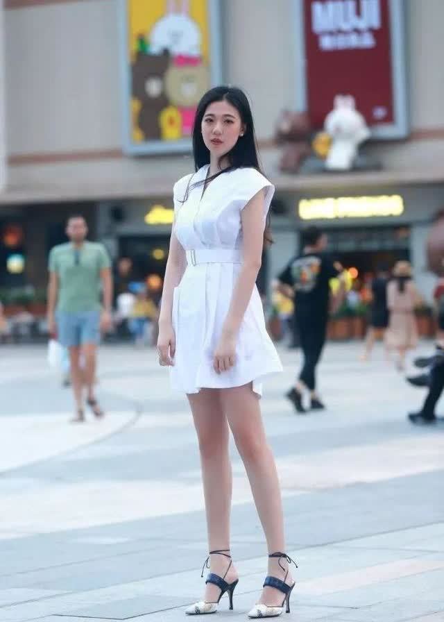  [过漆]街拍：小姐姐身穿白色风衣，过漆的长度搭配，显得特别有风度