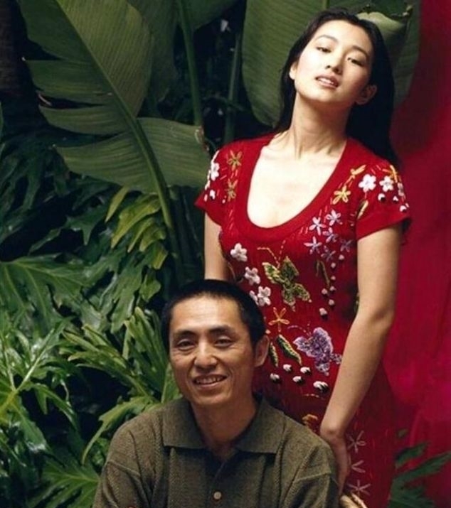 『巩俐』为了巩俐,张艺谋抛弃原配肖华,肖华现在过得怎么样了?