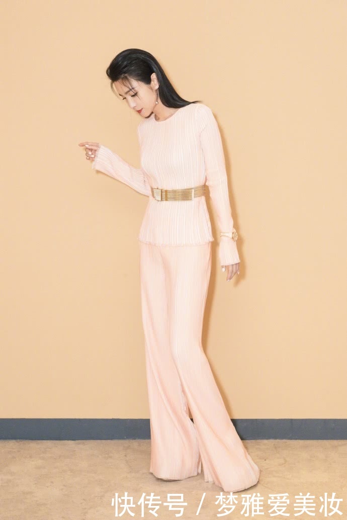 李冰冰豁出去了，这么紧的鱼尾裙怎么穿进去的，网友：能弯腰吗？