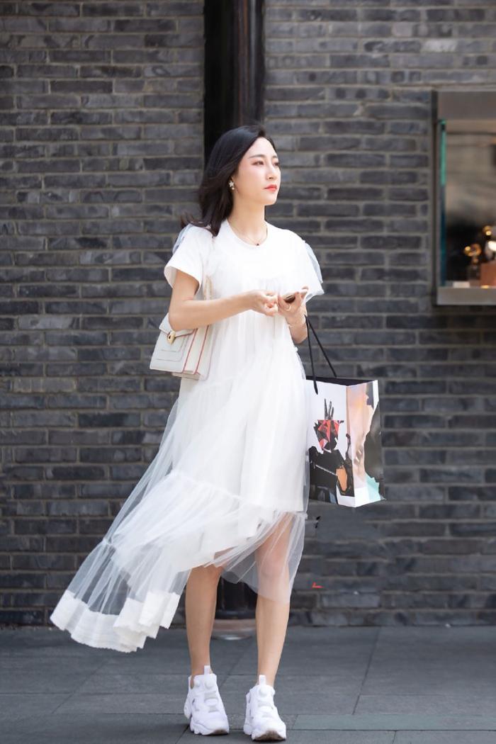  小美女■街拍：小美女身穿修身连衣裙，毛边设计增添了时尚元素，清新靓丽