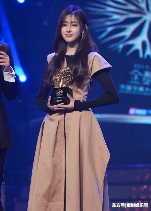 张天爱的胯宇宙第一宽，宽松牛仔裤穿成紧身裤，网友:笑死我了