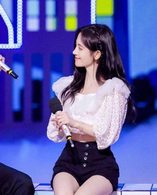 鞠婧祎腰太细，紧身裤扣子全系上还松垮，网友：76斤我信了