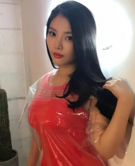 徐冬冬胆真大，穿透明雨衣大秀S曲线，网友：根本看不够！