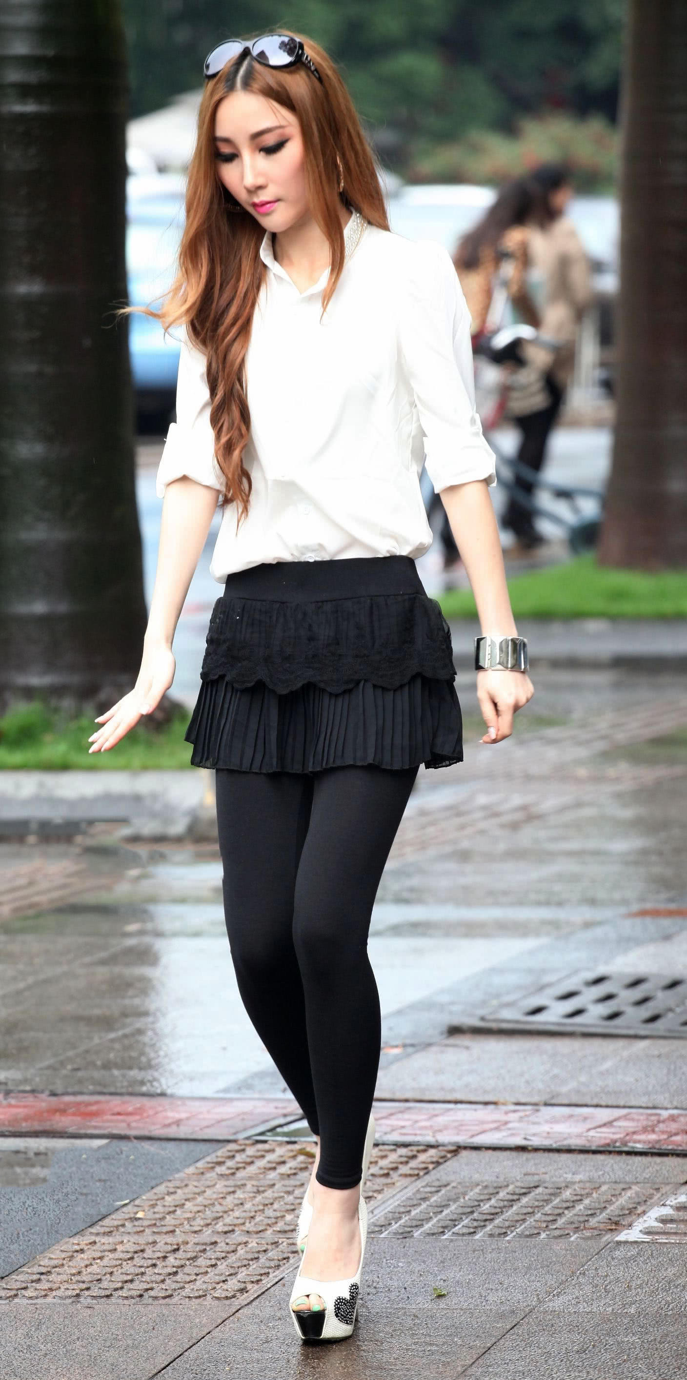 气质小姐姐踩着鱼嘴高跟，扭摆的身姿尽显曼妙的身材，吸眼无数