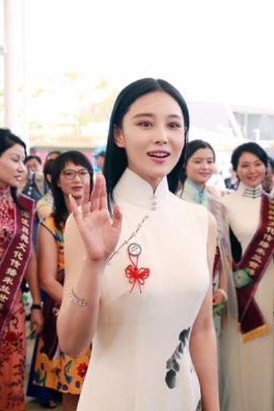 男人为啥不喜欢太瘦的女生？看到同穿旗袍的张馨予和戚薇，秒懂！