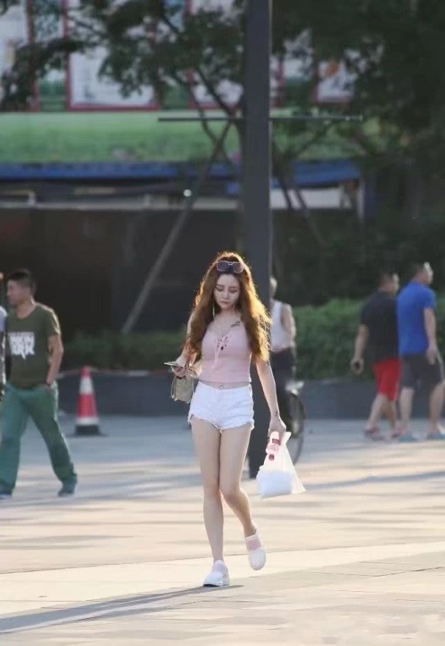 清纯小姐姐走在路上让许多人误以为是洋娃娃，超短裤大秀白皙长腿
