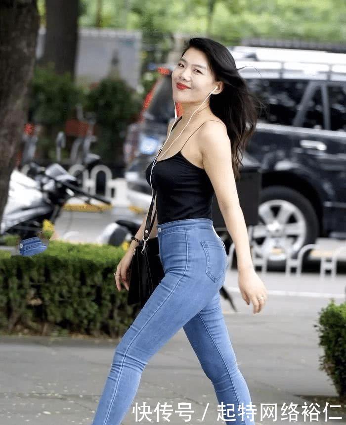 『小巧』街拍美女穿着牛仔裤紧致百搭,吊带上衣更是小巧迷人
