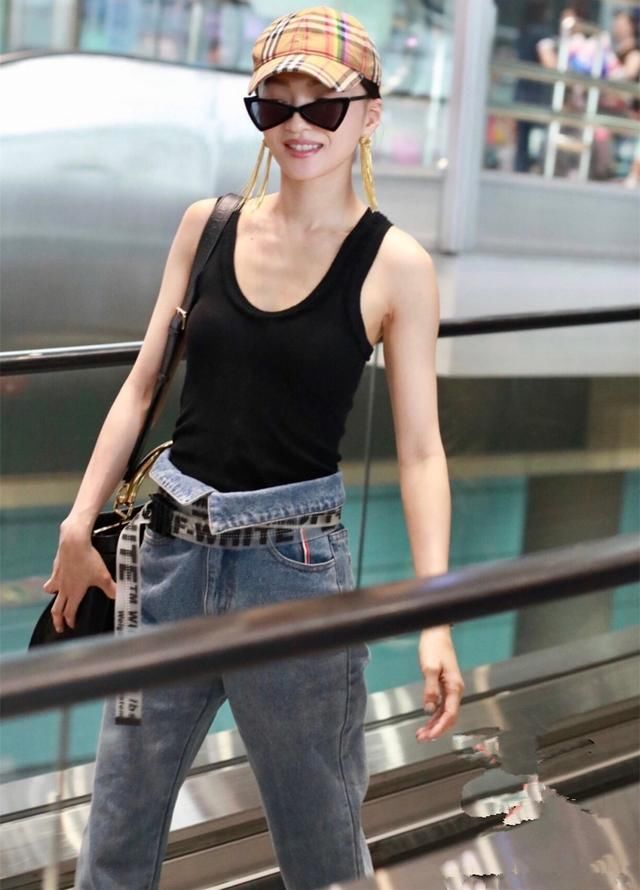张韶涵太猛了，穿黑色背心去机场，雄性荷尔蒙将要爆发的节奏啊！