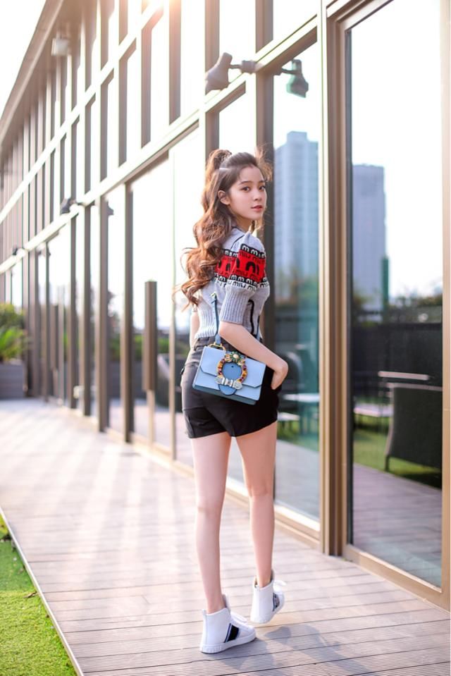 欧阳娜娜为了秀腿也是拼了，这么紧的裤子竟还要塞衣服进去！