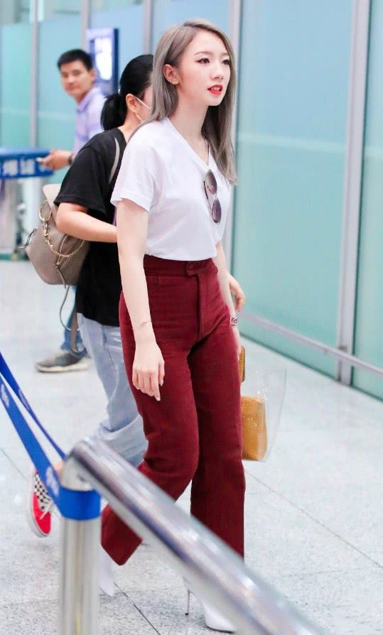 孟美岐的隐形鞋简直绝了，只用一个“点”就撑起了12厘米高跟!