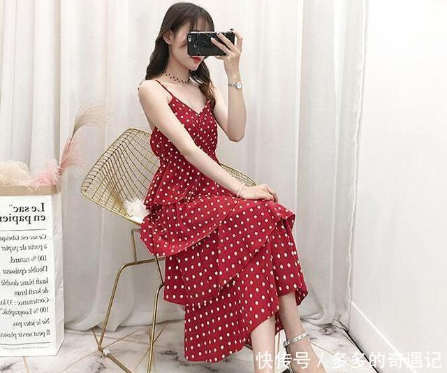 #气质#女人别总穿半身裙了,看小姐姐身上穿的吊带裙,时尚显气质
