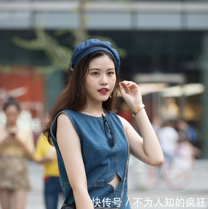 街拍，肤白貌美的小姐姐穿着淑女又温婉，手撩头发的动作太美了