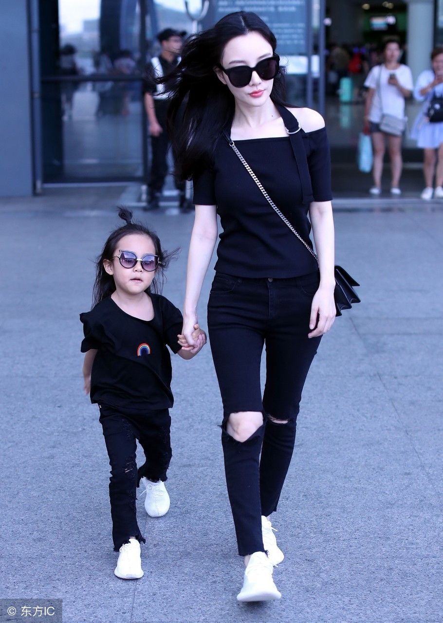 李小璐黑色眼镜破洞牛仔裤带甜馨，秒显时尚!网友:还是那么美!