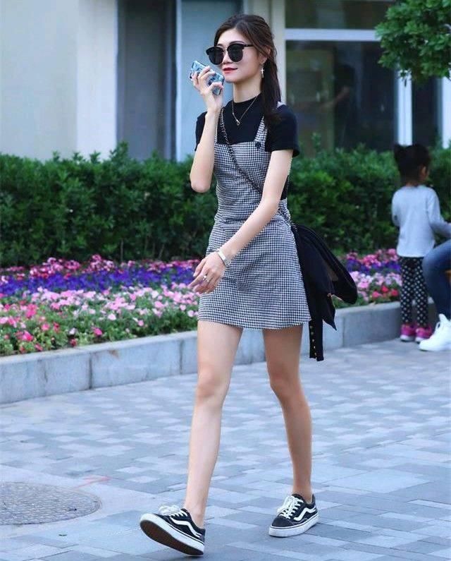 街拍，简约就是美，适合自己的穿衣搭配，会让你更加自信