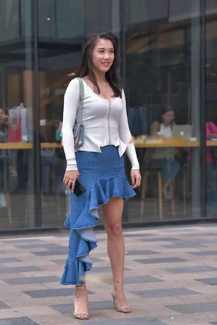 街拍：明眸皓齿白的小姐姐，穿着干净清爽潮流！
