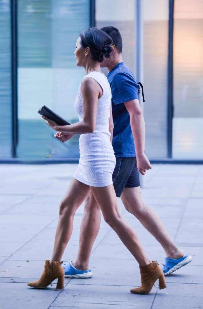 街拍: 贴身包臀裙的丰腴辣妈, 这样的设计很大胆