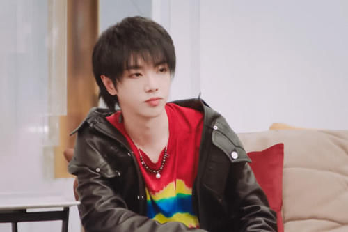  #皮衣#30岁华晨宇和20岁王俊凯，都搭配黑色皮衣，少年感不相上下！