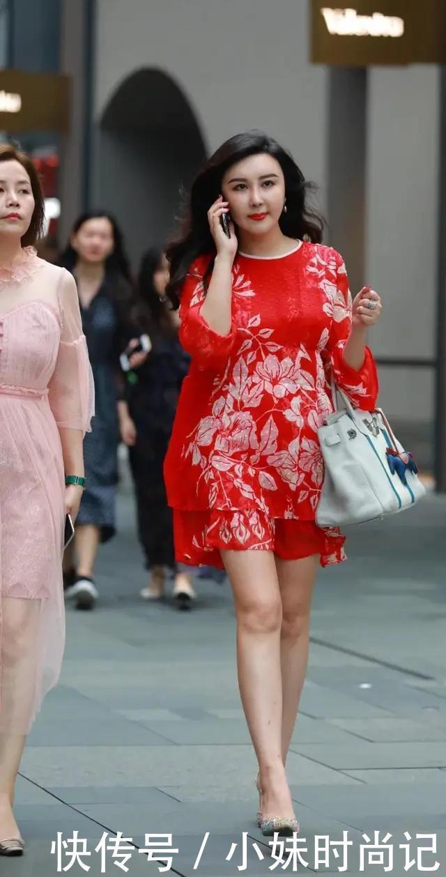 「红色」街拍:微胖辣妈搭配大红色短裙走在街上,你能猜出真实年龄吗
