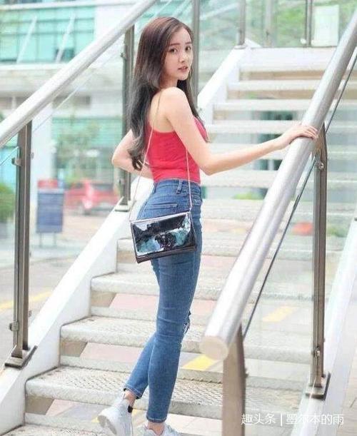 潮流抢眼的紧身裤美女，穿出青春靓丽，版型设计凸显优雅气质！