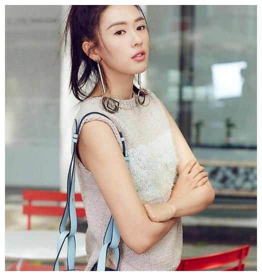 街拍:美女看起来非常的清爽，迷人的身姿非常亮眼