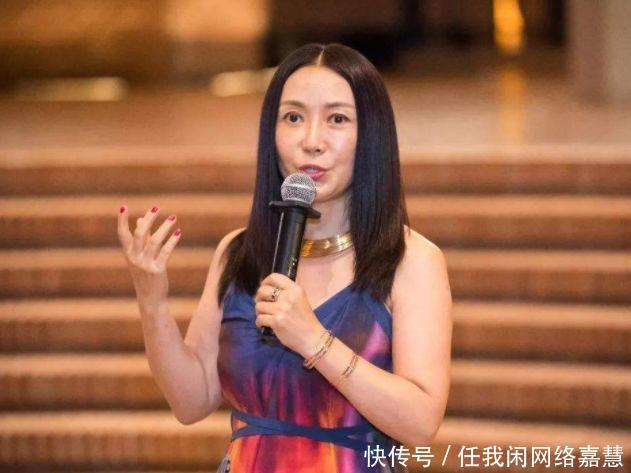 13岁凭一首歌红了30年,今52岁和24岁小伙相恋,不生孩子