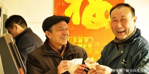  「六十岁」养老金每年交100块和1000块有啥区别退休后差距太大了