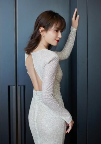  『女性来说』41岁刘涛穿衣好前卫，管前不管后秀美背，“职场女郎”成时尚女王