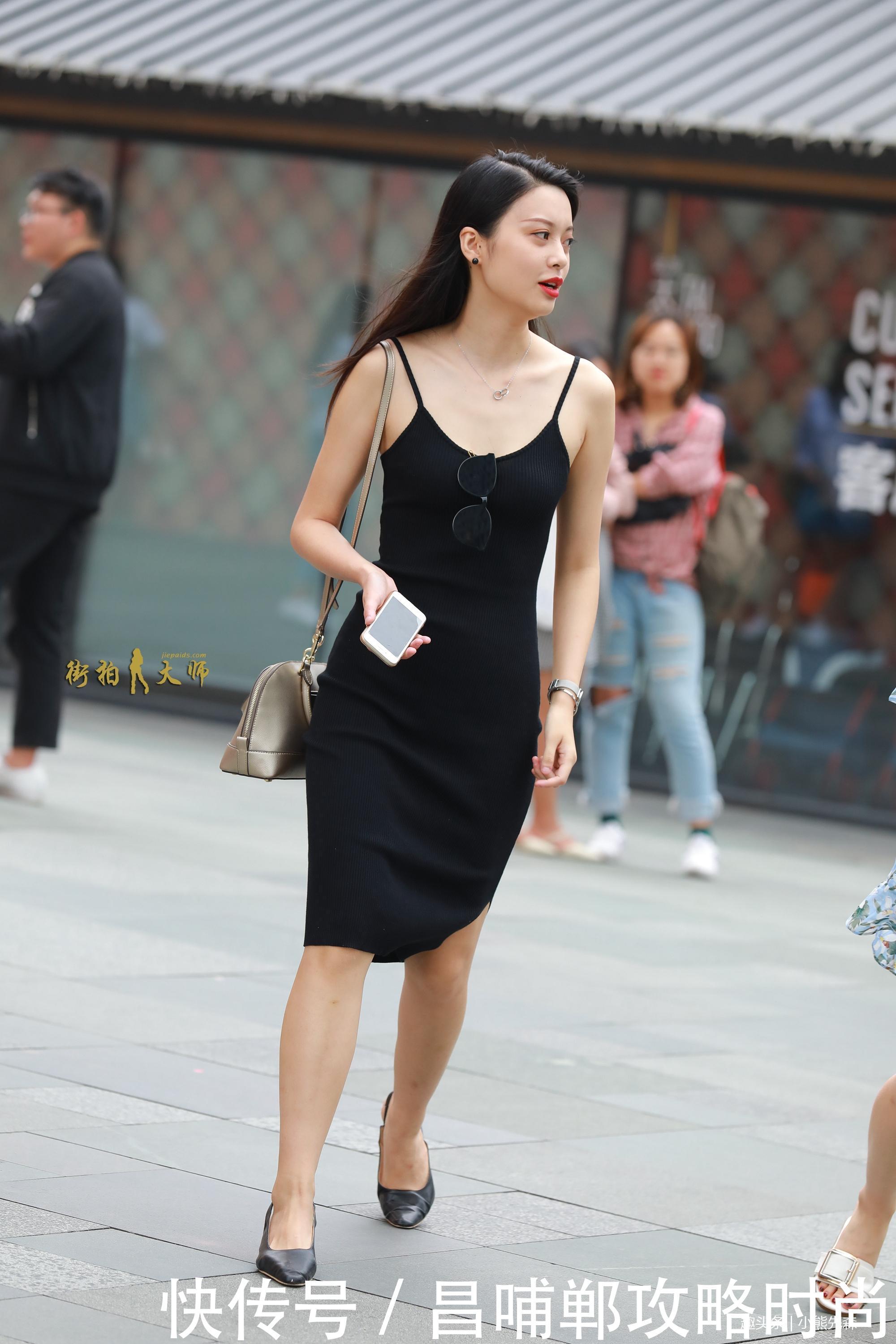 路人街拍:穿性感的吊带紧身裙长发小姐姐,不穿丝袜都可以这么美!