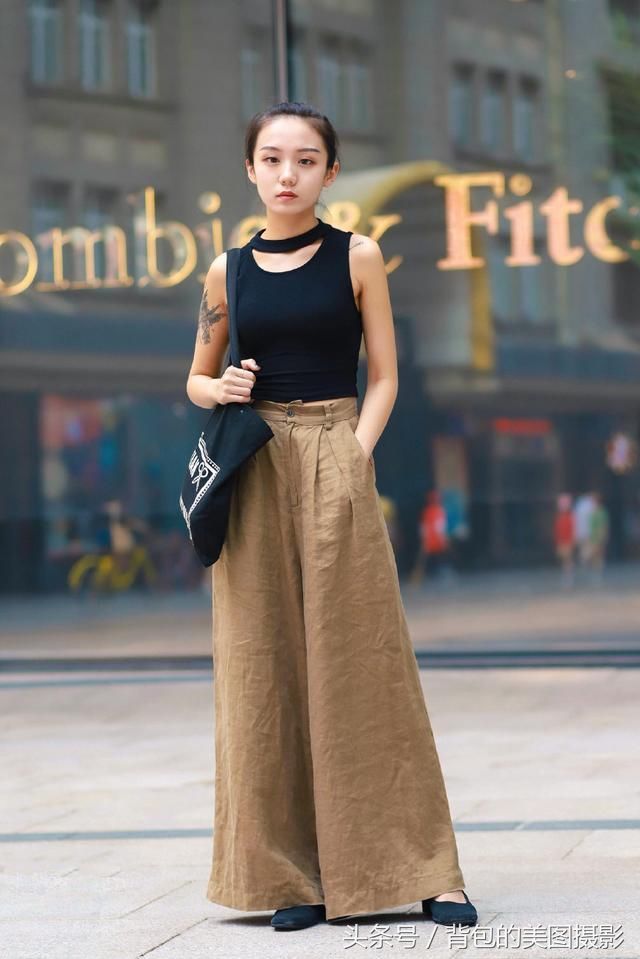 街拍路人，小姐姐身穿长款白色雪纺衫，怎么看都显得清新甜美