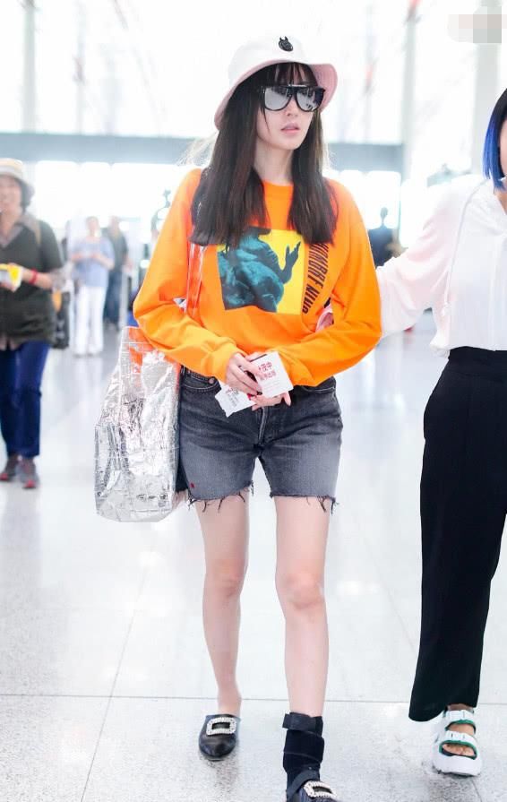 真服了张天爱,刘海油的能炒菜裤子全是线头,准备抢犀利哥饭碗?