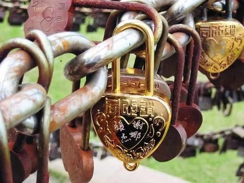 你们的爱情信物，都变成了景区垃圾