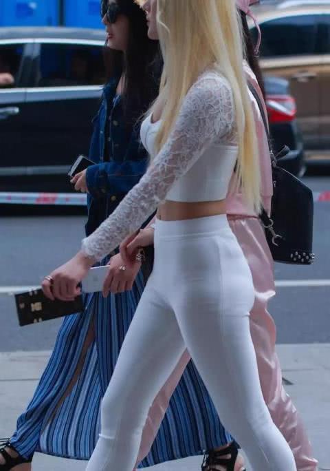 时尚街拍，姐姐一个很特殊的穿着打扮走在大街一般人欣赏不了