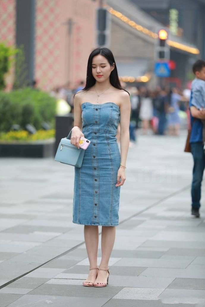 时尚街拍：有魅力的女人都很会穿裙子，秀出美妙身材显得很自信！