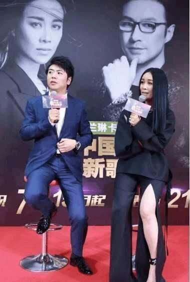 49岁那英本想凭一条开叉裤博眼球,当她坐下时,全场都尴尬