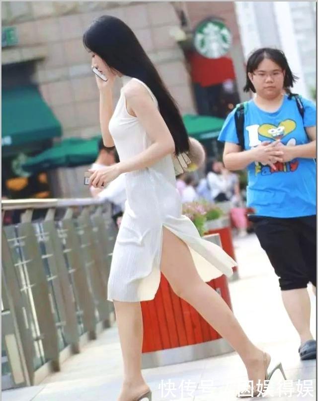 『 美女』一件时尚连衣裙，穿出迷人曲线，街拍：身材苗条的美女