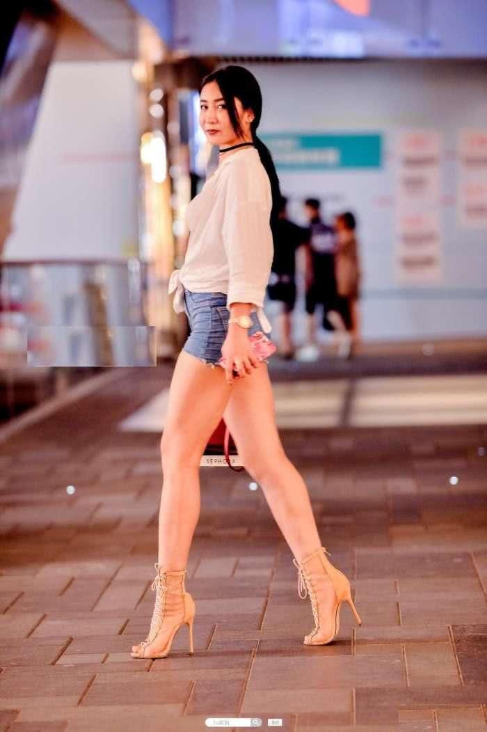 紧身牛仔裤勾勒出迷人身材 这样的少妇好比人间尤物!