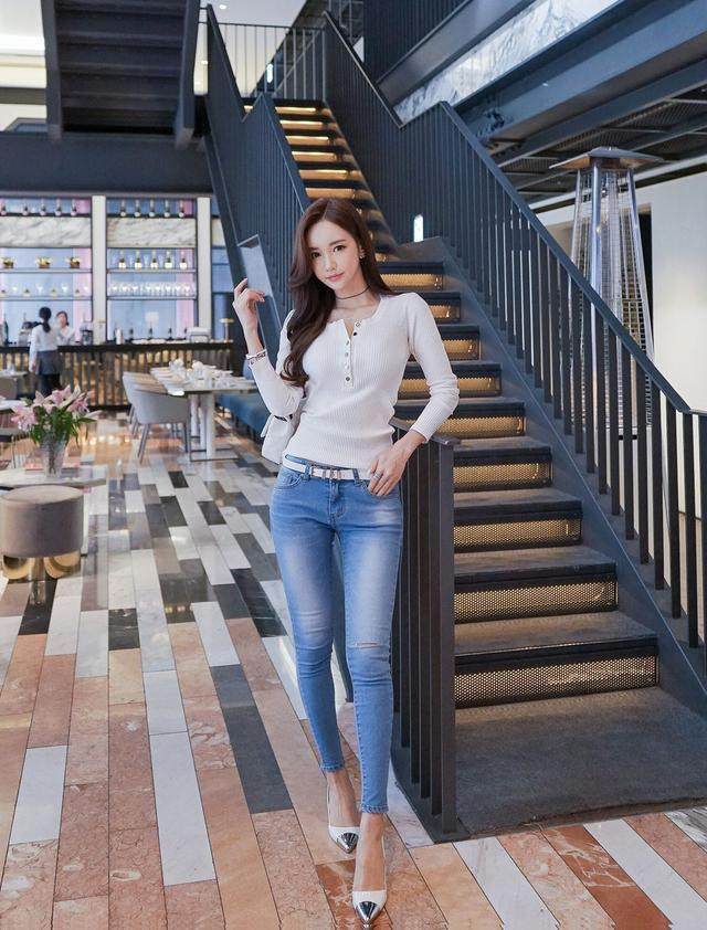 街拍:身姿曼妙的牛仔裤美女,穿出优雅的迷人气质,女人味十足!