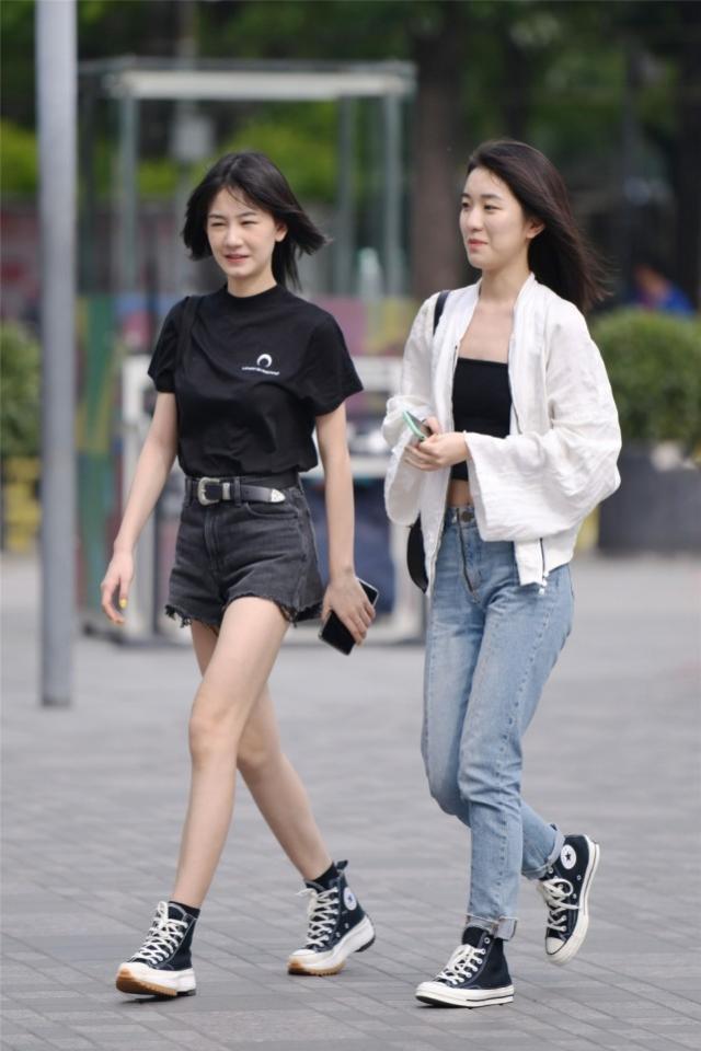 身穿|街拍:身穿紧身裙的小美女,凸显优美纤细的身形,笑容甜美可爱