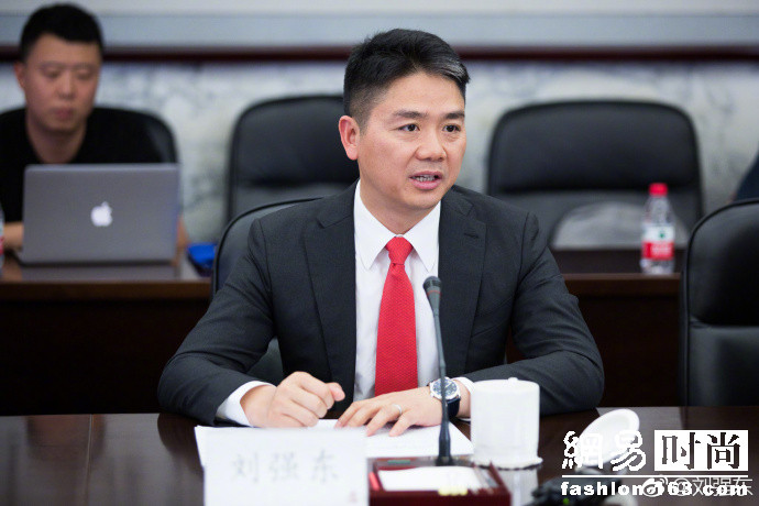 刘强东竟拿下了巴黎世家 穿衣品味也时髦的飞起