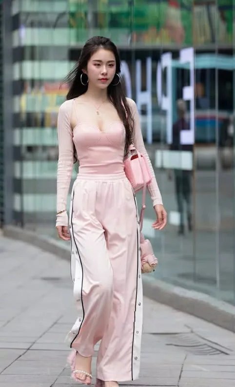 知性小姐姐甜美可爱，时尚穿搭尽显紧绷丰满上围吸睛无数