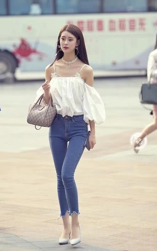 街头偶遇：穿紧身裤的少妇，轻熟的气质，迷人的身姿，横扫天下