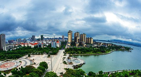 湖南一城市，地理位置优越且喜迎新机场，未来发展更上一层楼