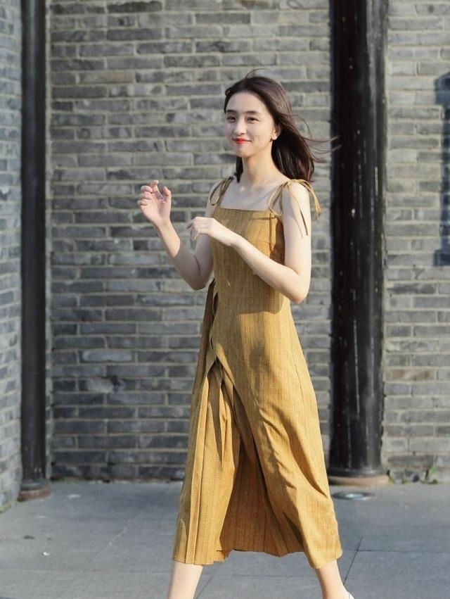  美女：路人街拍:身材苗条的靓丽美女,曼妙韵味看起来魅力十足!
