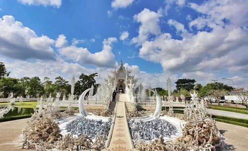 泰国被龙包围的寺庙,20年前就开始建造,已对外开放却仍未建成